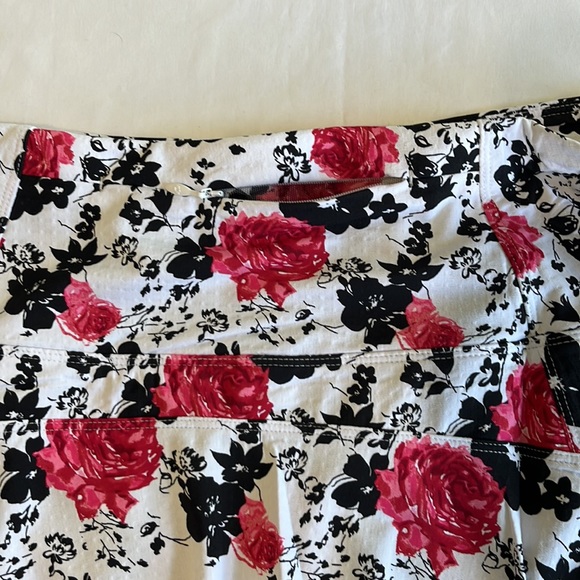 Ibkul Linited Edition 14in Swing Skort Xenia Red and Black Floral NWT - Picture 9 of 14